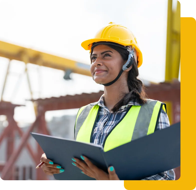 Imagem de engenheira analisando projeto